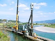 水路改修工事（和歌山県、広幅型鋼矢板Ⅱw型）